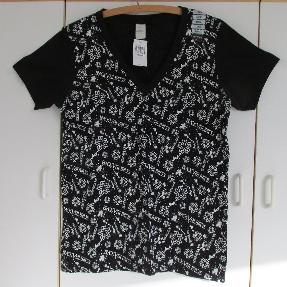 Black Veil Brides BVB All Over Logo V-neck Hot Topic Black Band T-Shirt Size L